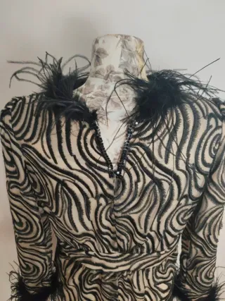 Vestido fiesta beige y negro con plumas
