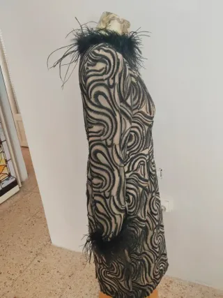 Vestido fiesta beige y negro con plumas