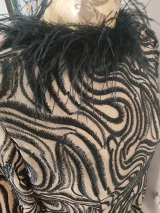 Vestido fiesta beige y negro con plumas