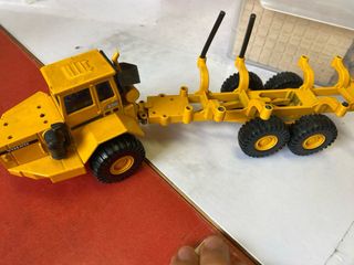 Camión Portatroncos Volvo A35C Juguete