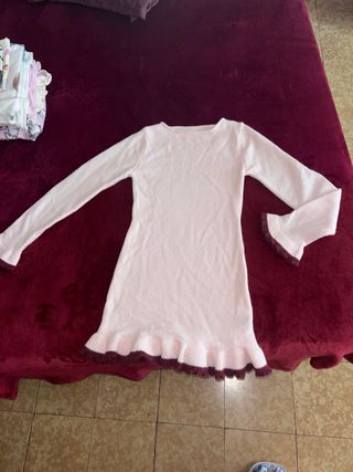 Vestido rosa de punto con volantes