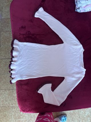 Vestido rosa de punto con volantes