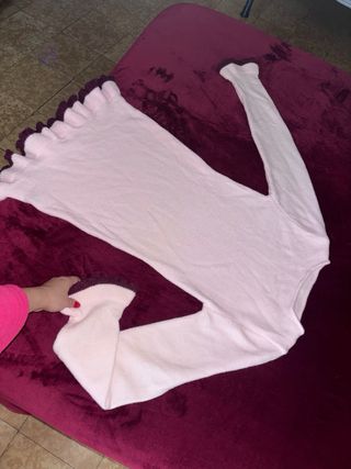 Vestido rosa de punto con volantes