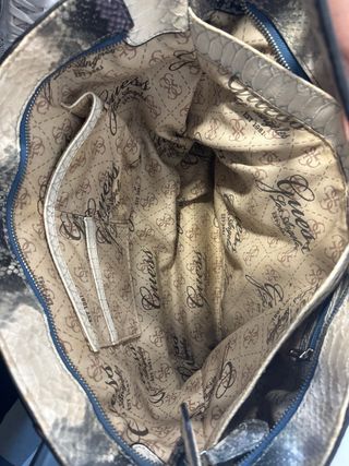 Bolso Guess estampado serpiente