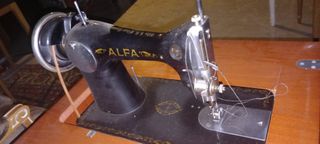 Máquina de coser Alfa con mueble, REBAJADA.
