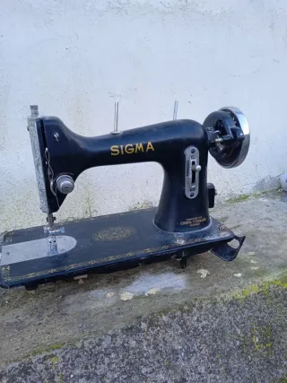 Máquina de coser Sigma negra y dorada