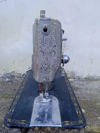 Máquina de coser Sigma negra y dorada