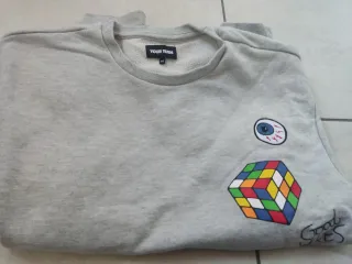 Felpa grigia con stampe divertenti