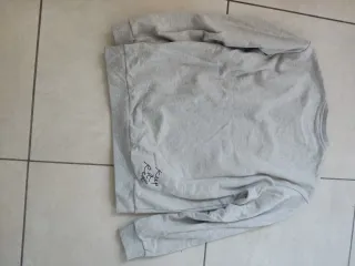 Felpa grigia con stampe divertenti