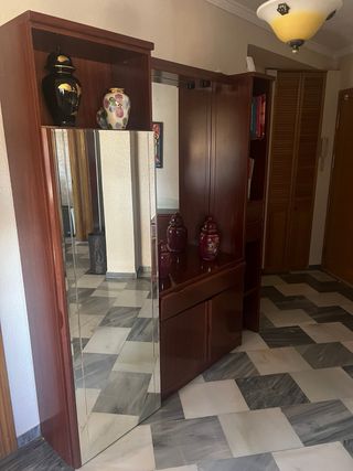 Recibidor de madera y cristal