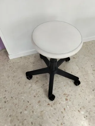 Lote mobiliario y maquinaria de estética.