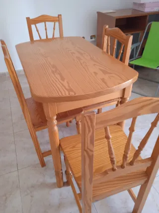 Mesa y cuatro sillas de cocina madera