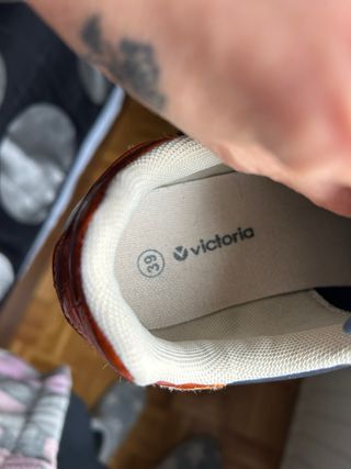 Zapatillas Victoria Beige y Negro