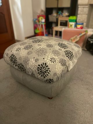 Puf tapizado floral gris y blanco