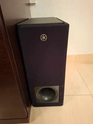 Barra de Sonido Yamaha Negra y subwoofer