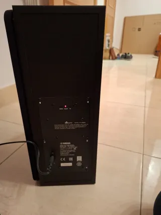 Barra de Sonido Yamaha Negra y subwoofer