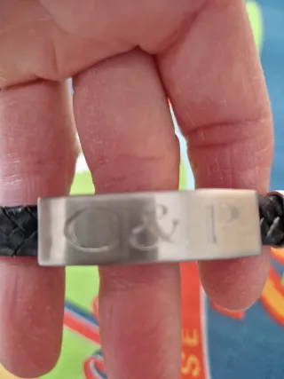 Pulsera de cuero trenzado con placa