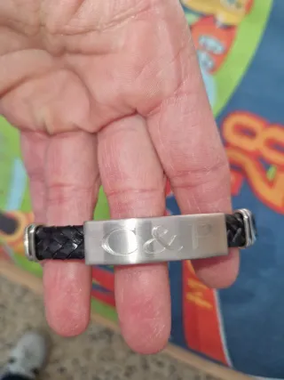 Pulsera de cuero trenzado con placa