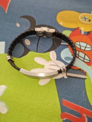 Pulsera de cuero trenzado con placa