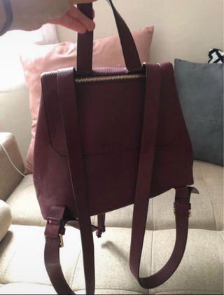Mochila burdeos con detalles dorados