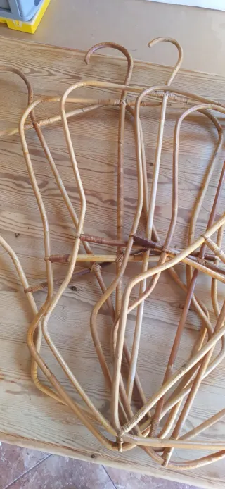 Perchas de bambú y ratán