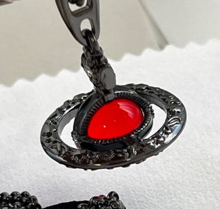 Colgante Vivienne Westwood Negro y Rojo