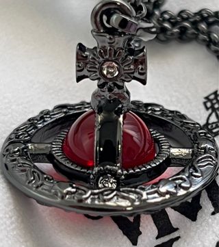 Colgante Vivienne Westwood Negro y Rojo