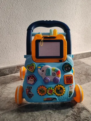 Andador infantil con pizarra y juegos