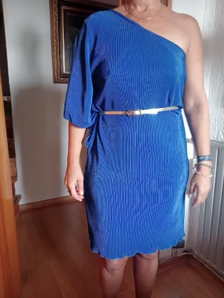 Vestido fiesta azul con cinturón plateado