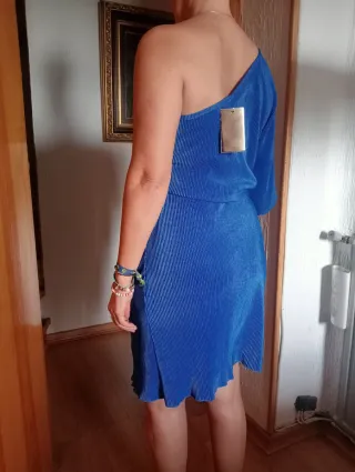 Vestido fiesta azul con cinturón plateado