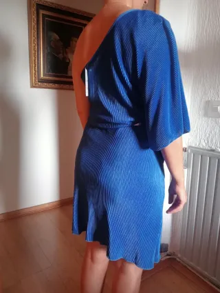 Vestido fiesta azul con cinturón plateado