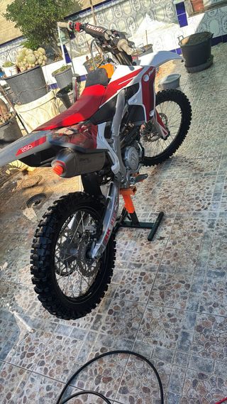 Moto de Cross Fantic Roja y Blanca