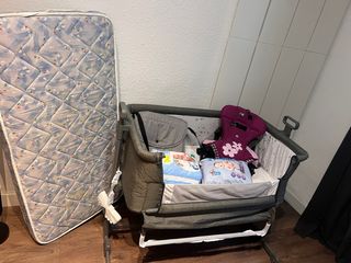 Cuna de colecho y colchón para bebé