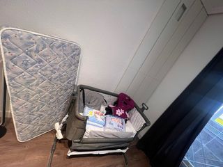 Cuna de colecho y colchón para bebé