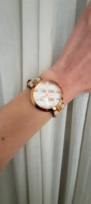 Reloj Guess Mujer Beige y Dorado