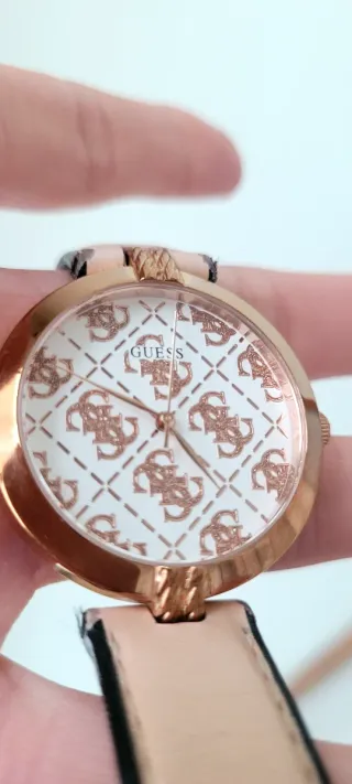 Reloj Guess Mujer Beige y Dorado