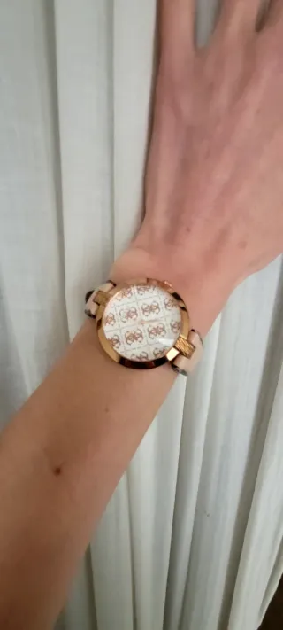 Reloj Guess Mujer Beige y Dorado