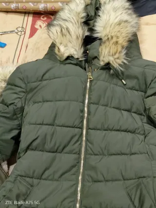 Cazadora verde con capucha y pelo