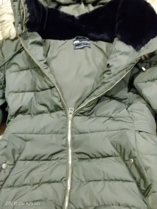 Cazadora verde con capucha y pelo