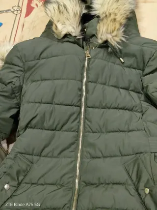 Cazadora verde con capucha y pelo