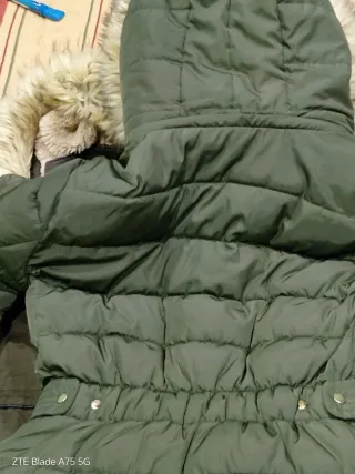 Cazadora verde con capucha y pelo