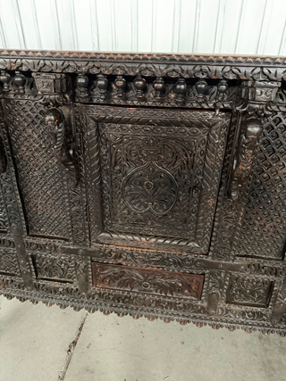 Aparador de madera tallada ANTIGUA RESTAURADA