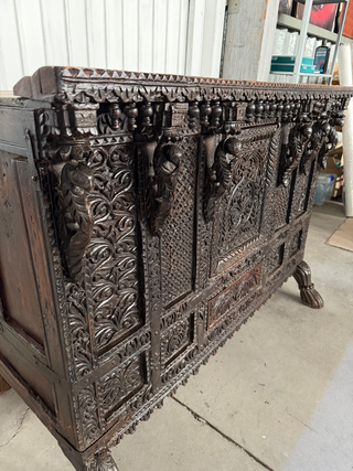 Aparador de madera tallada ANTIGUA RESTAURADA