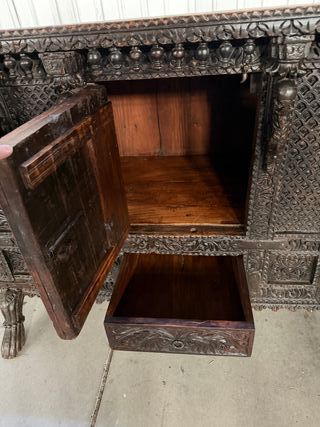 Aparador de madera tallada ANTIGUA RESTAURADA