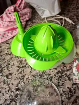 Exprimidor eléctrico verde