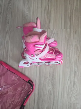 Patines en línea rosas y blancos