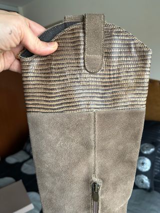 Botas de piel beige y marrón