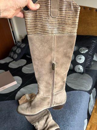 Botas de piel beige y marrón
