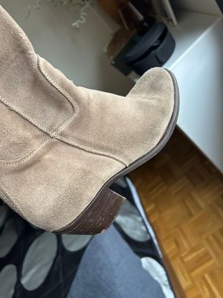 Botas de piel beige y marrón