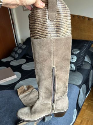 Botas de piel beige y marrón